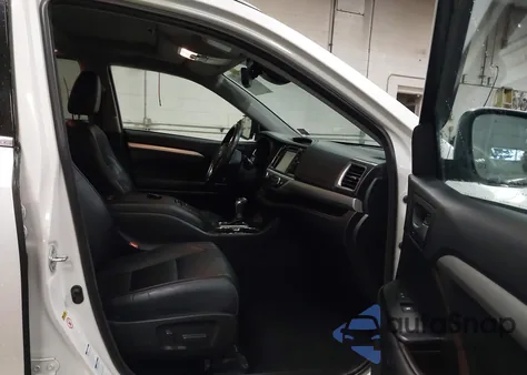 2018 Toyota Highlander Xle z USA, uszkodzony, nr VIN 5TDJZRFH6JS878784